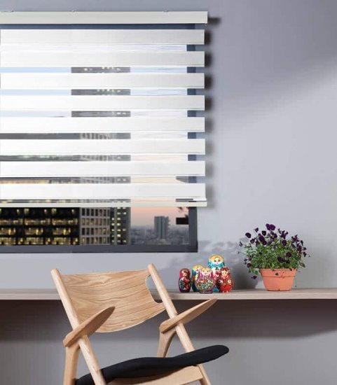 וילון זברה עם קרניז תואם 140x160 ס"מ מבית Homestyle – לבן