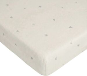 סדין לעריסה 100% כותנה מבית Lorens - צבע אופוויט עם איורי עלים