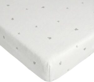 סדין למיטת תינוק / מיטת מעבר עשוי 100% כותנה מבית Lorens - צבע לבן עם איורי עלים