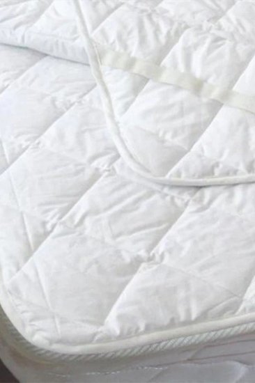 מגן מזרן ריפודית למיטה זוגית צרה 140x200 ס''מ מבית Arige Gad - צבע לבן